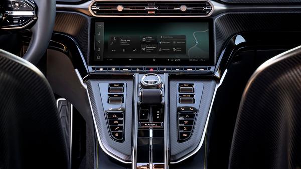 Aston Martin vrací tlačítka do kabiny podle faktoru naštvanosti